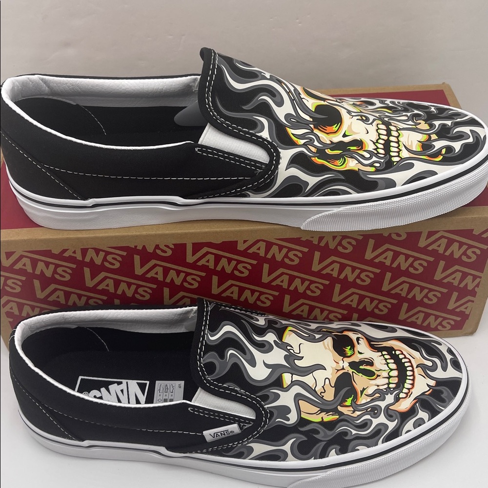 Vans WMNS Classic Slip-On
Flame Skull Black/True White
VN0009Q7BMX Sneakers - Picture 5 of 16